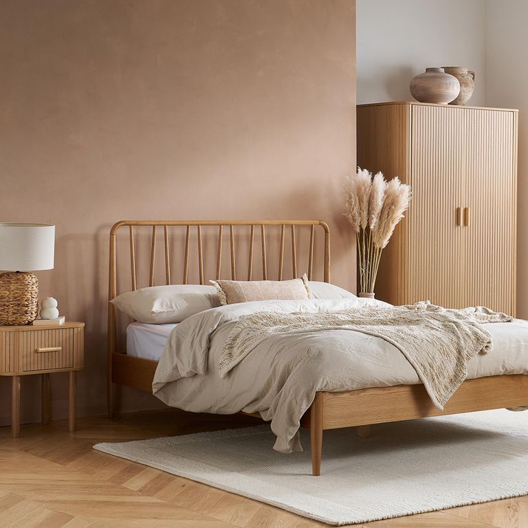 Axel Curved Bedside Table - 1 Drawer - Oak Fluted