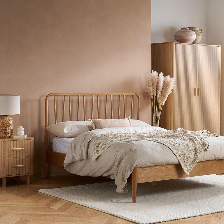 Axel Curved Bedside Cabinet - 2 Drawer - Oak Fluted