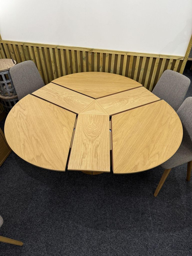 Extending Dining Table - 4-6 Seater - 123cm-149cm - Round - Oak - SM33 - EX Display