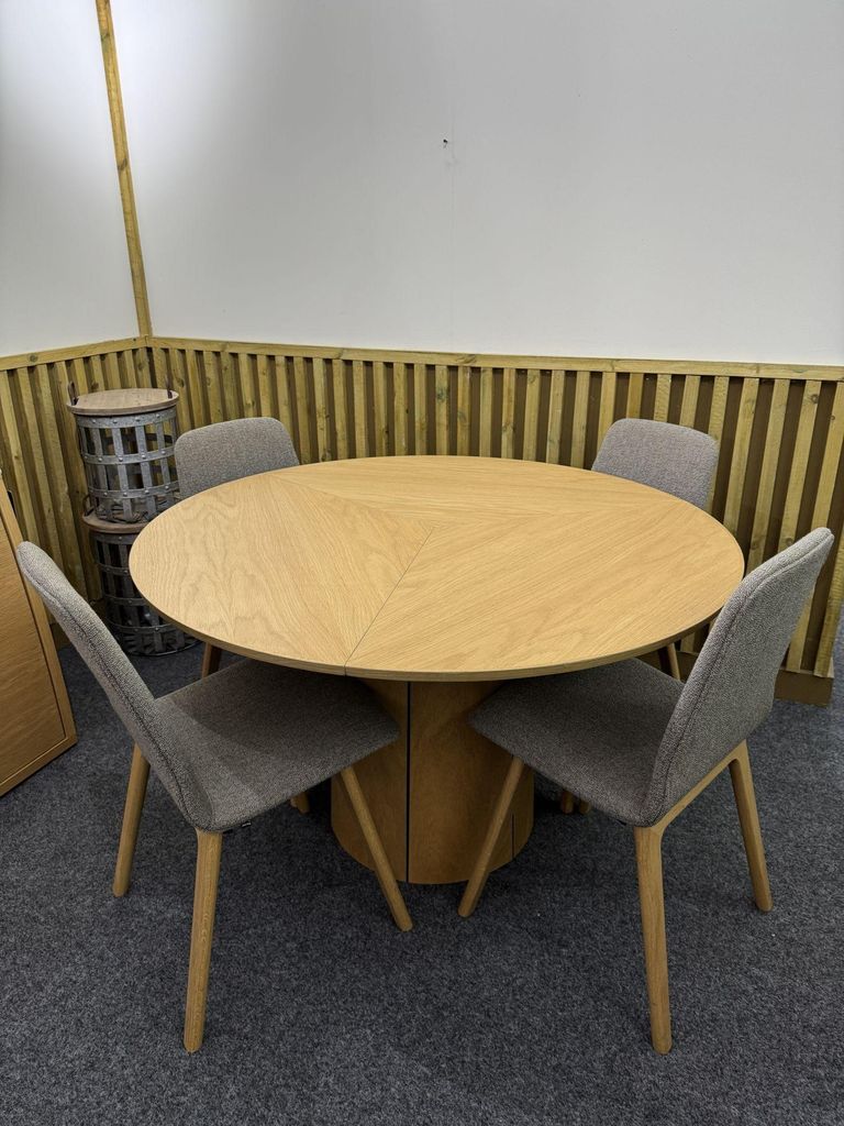 Extending Dining Table - 4-6 Seater - 123cm-149cm - Round - Oak - SM33 - EX Display