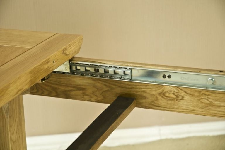 Shaker Oak 4-8 Seater Extending Dining Table - 132cm-198.4cm