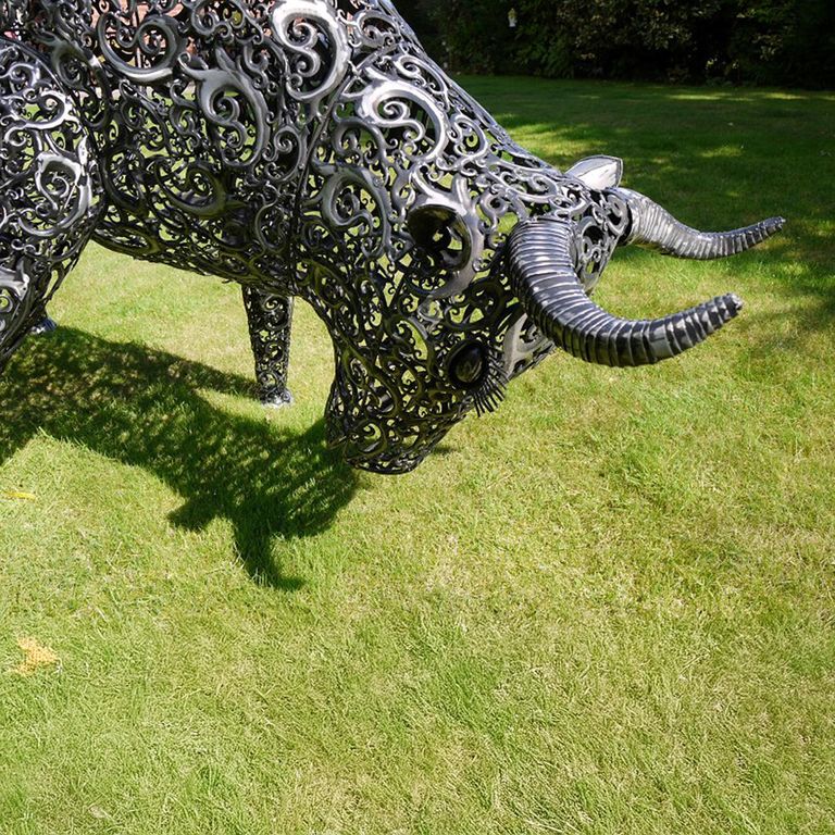 Garden Bull Statue - Metal