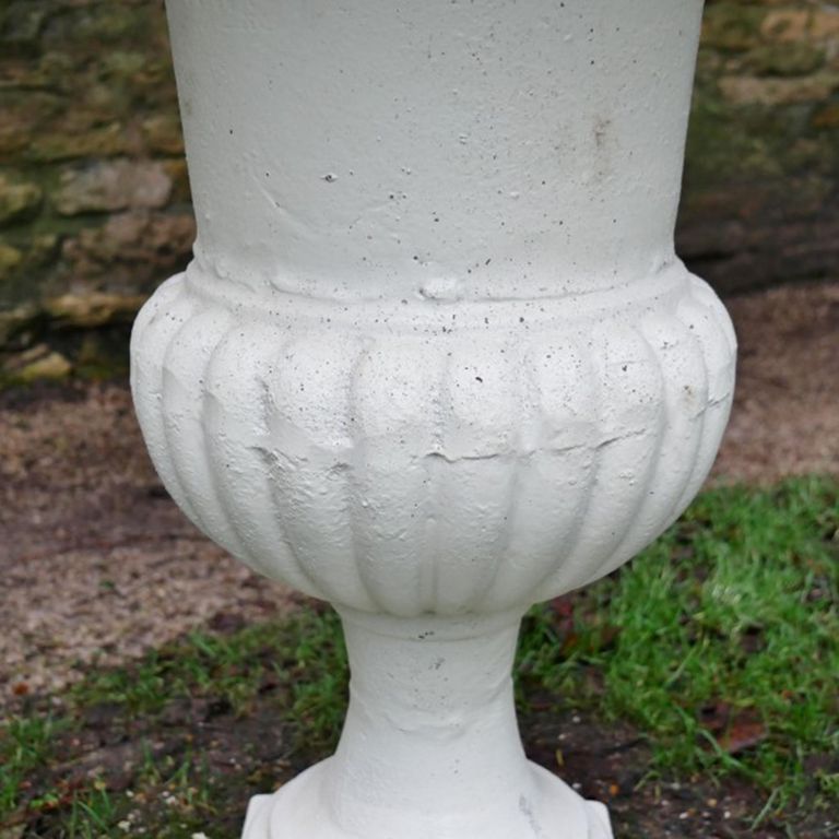 Garden Urn - Off White - Metal