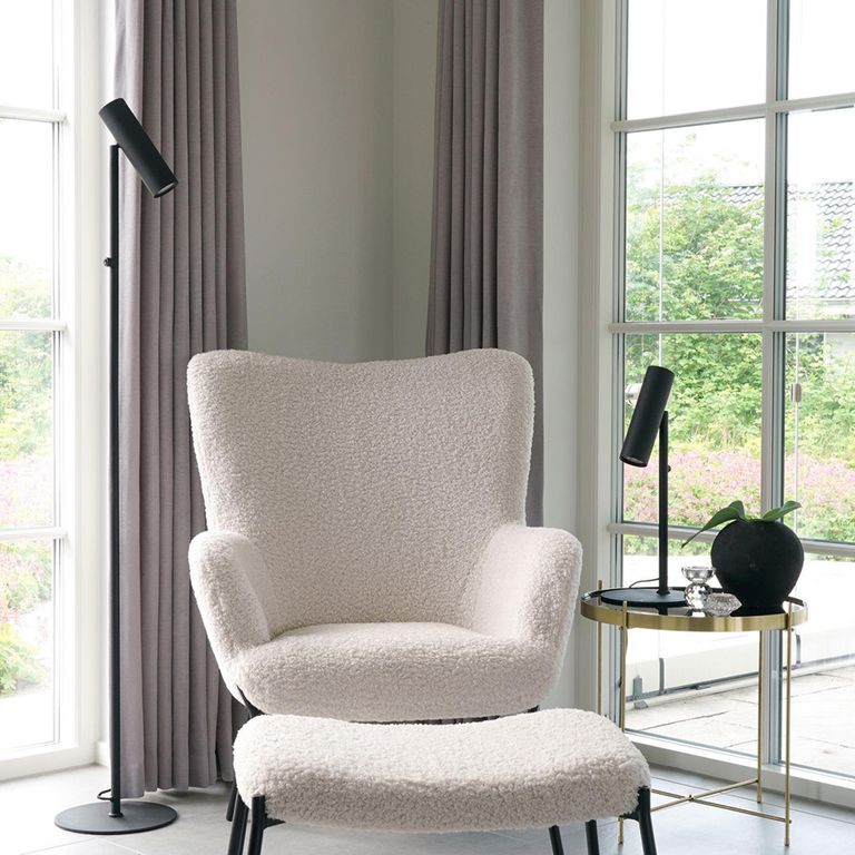 Yacolt Floor Lamp - Black Metal