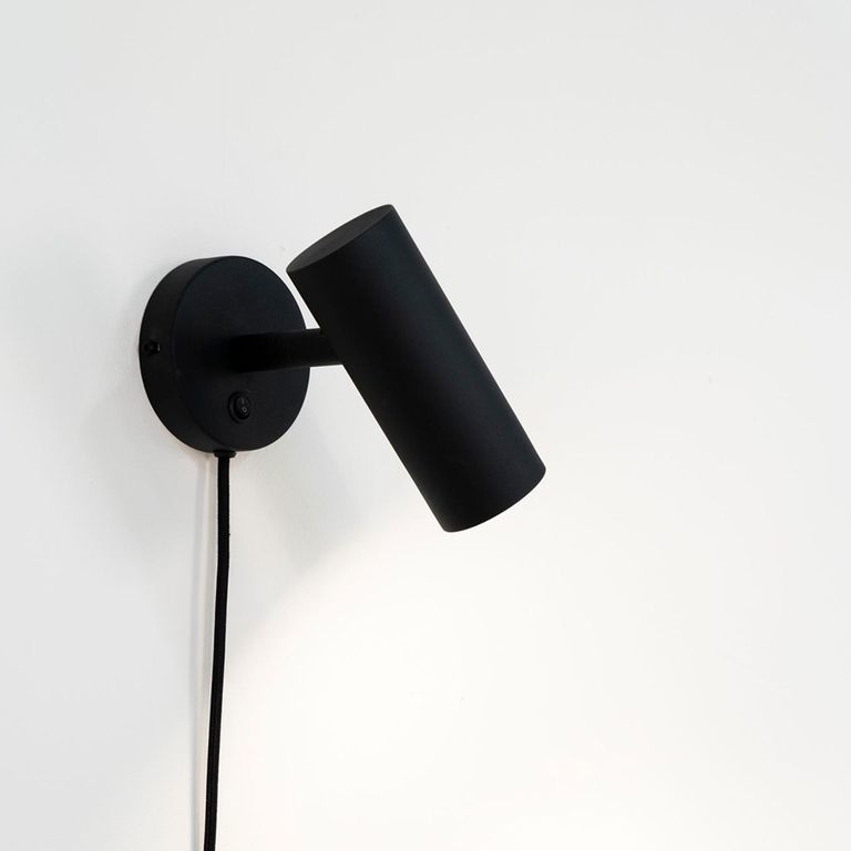 Yacolt Wall Lamp - Black Metal