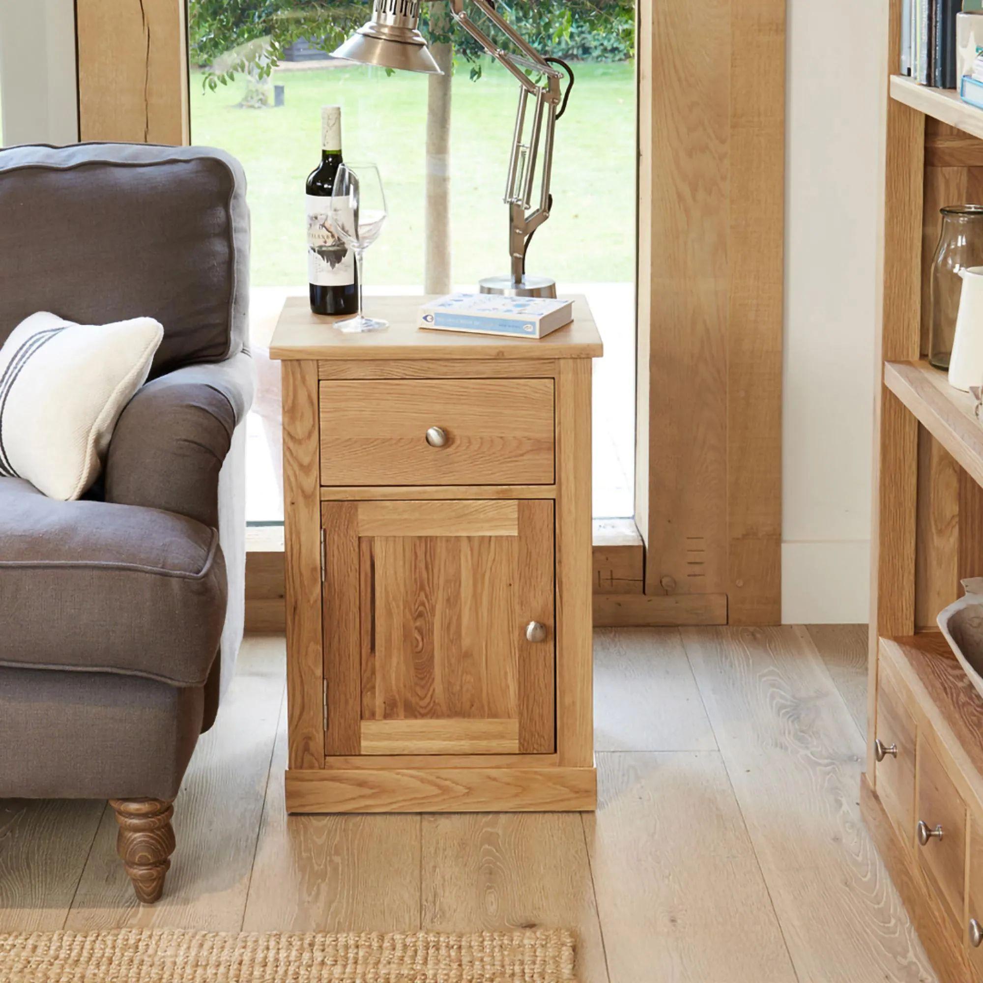 Mobel Oak Bedside Cabinet - 1 Door - 1 Drawer