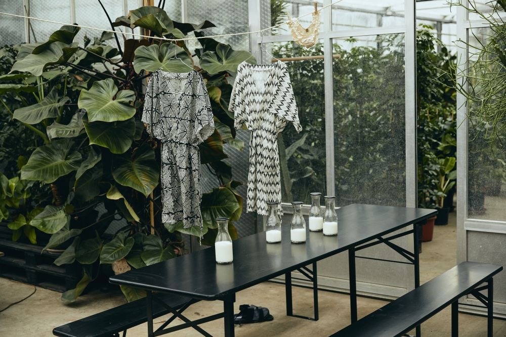 Dining Set - Large - 2 Benches - Black