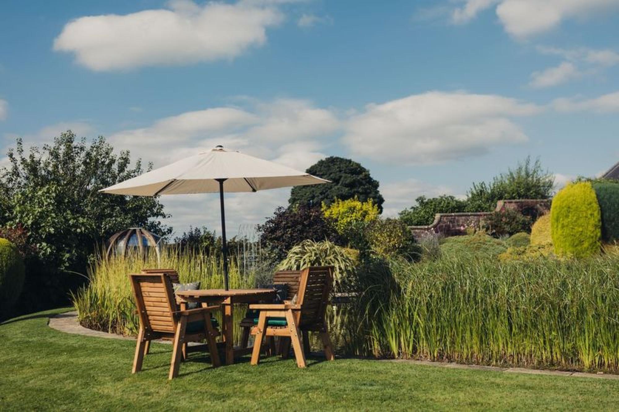 Churnet Valley Redwood 4 Seater Round Garden Dining Set