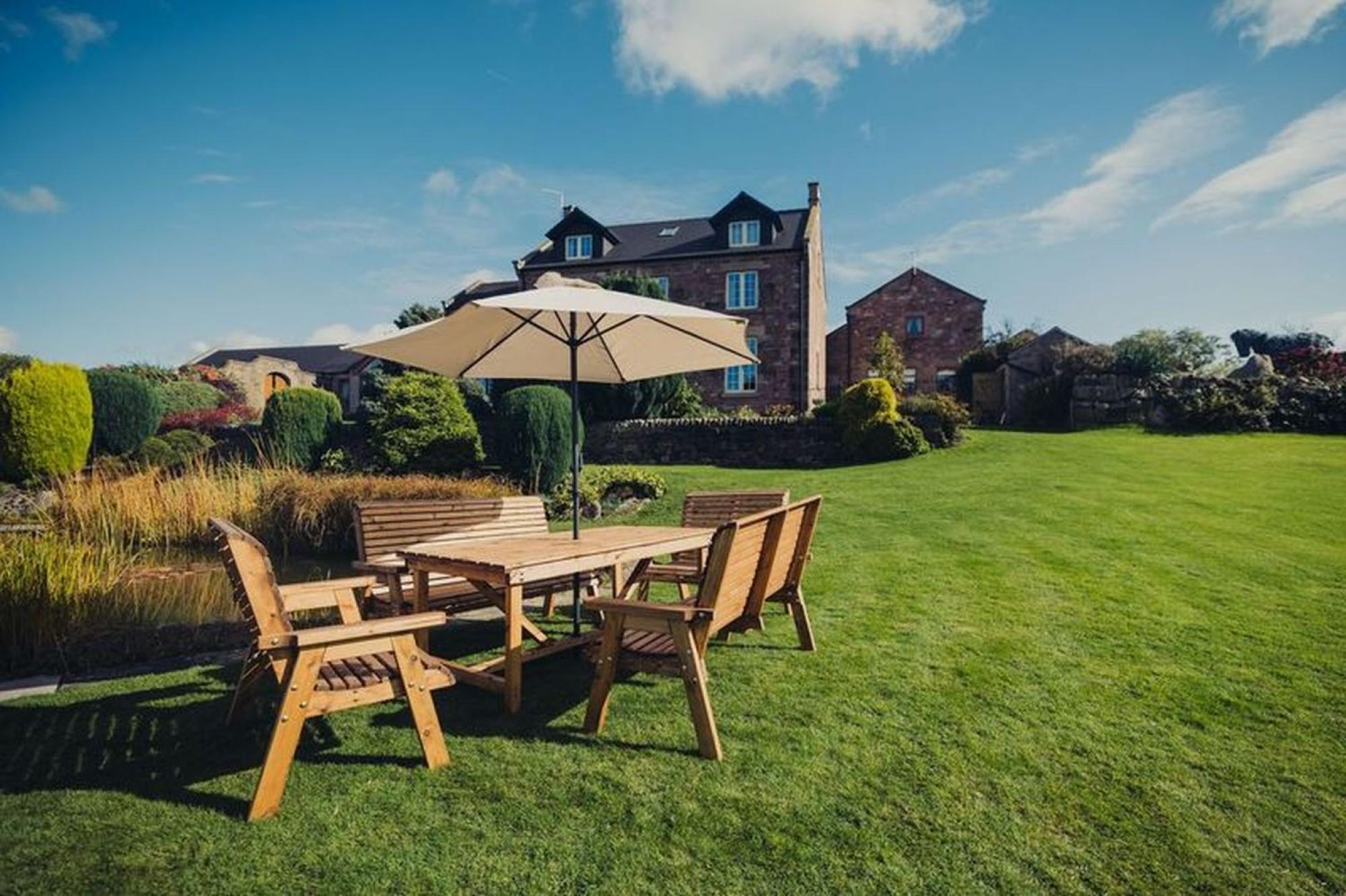 Churnet Valley Redwood 10 Seater Garden Dining Set