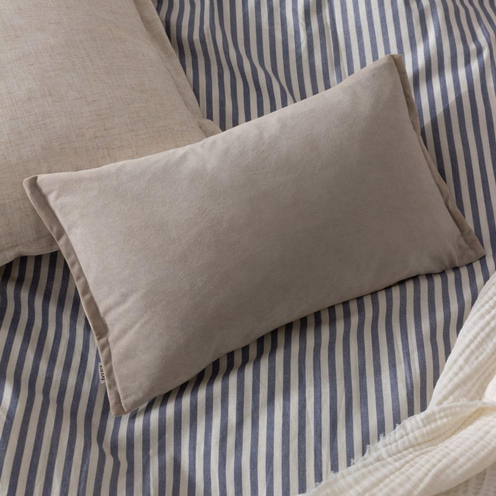 Yard Merton Doe Brown Velvet Cushion