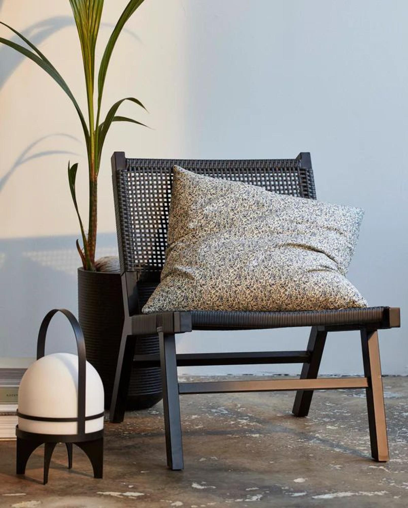 Buto Portable Lamp - LED - Black