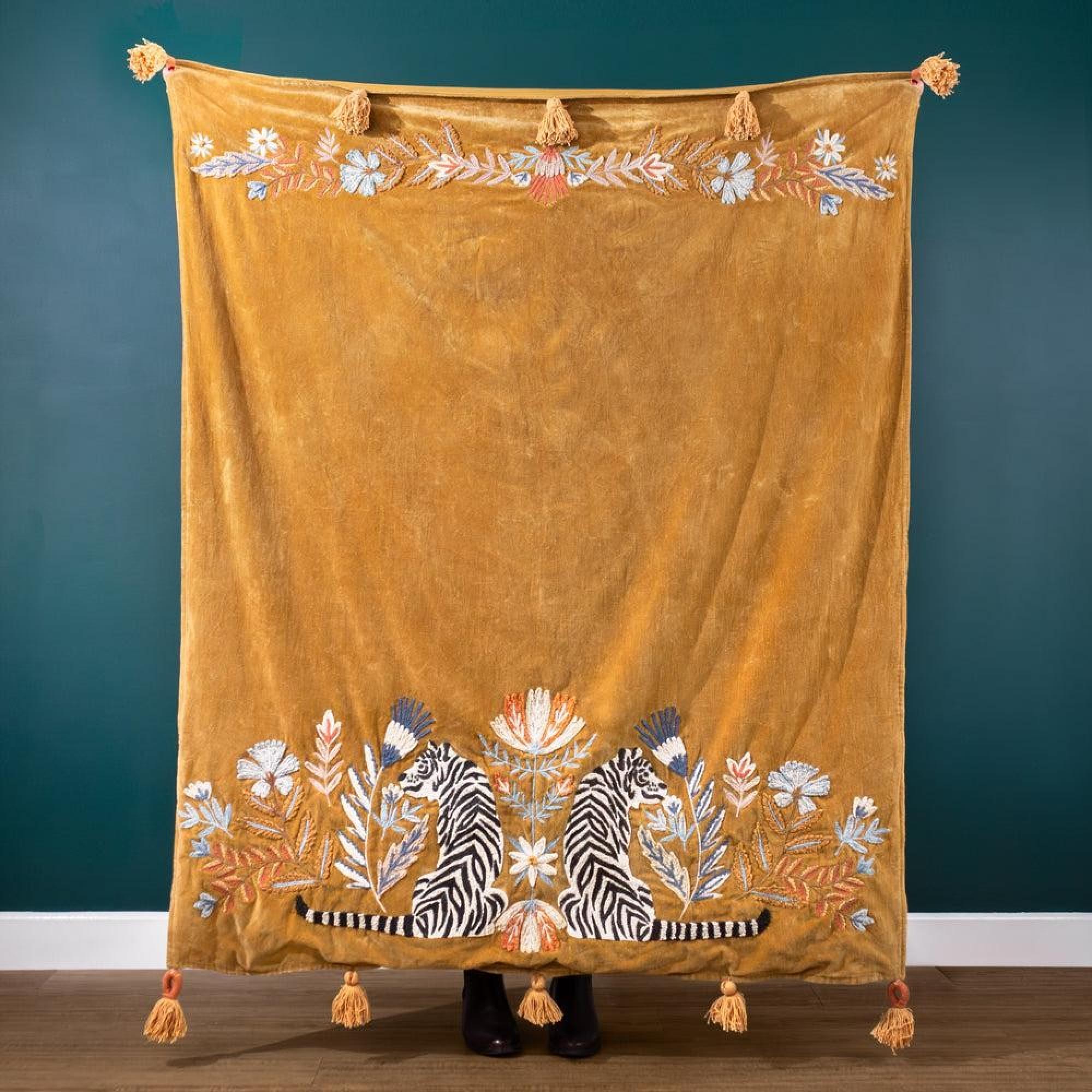 Product photograph of Wylder White Tiger Gold Throw from Choice Furniture Superstore.