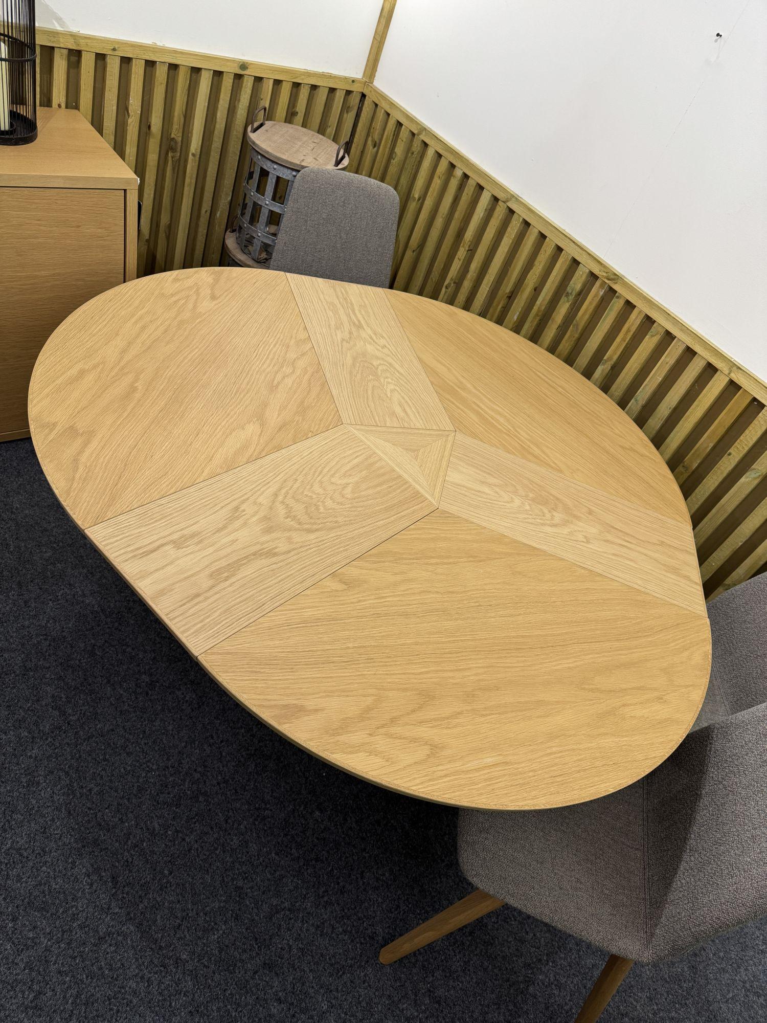 Product photograph of Ex Display - Skovby Sm33 Oak Round 4 Seater Extending Dining Table from Choice Furniture Superstore.