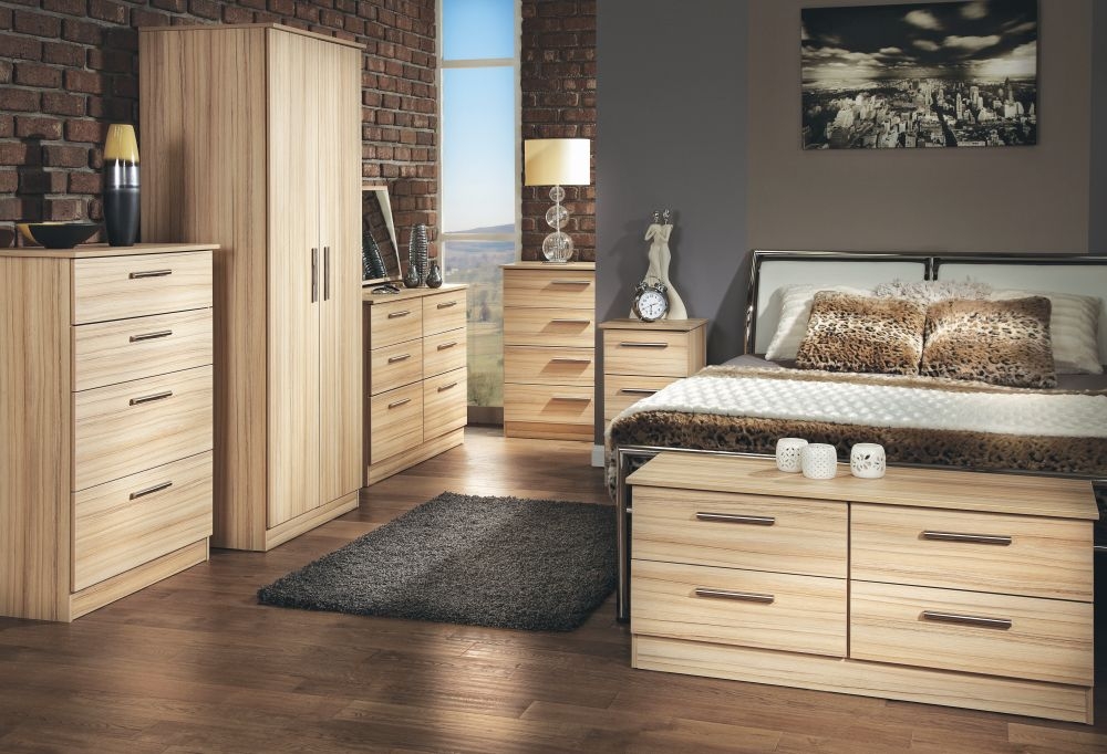 Product photograph of Contrast Modern Oak 4 Drawer Chest from Choice Furniture Superstore.